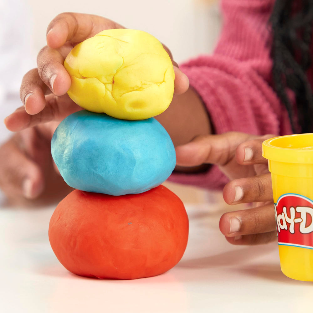 Play‑Doh uso en aula con varios niños compartiendo material y aprendiendo