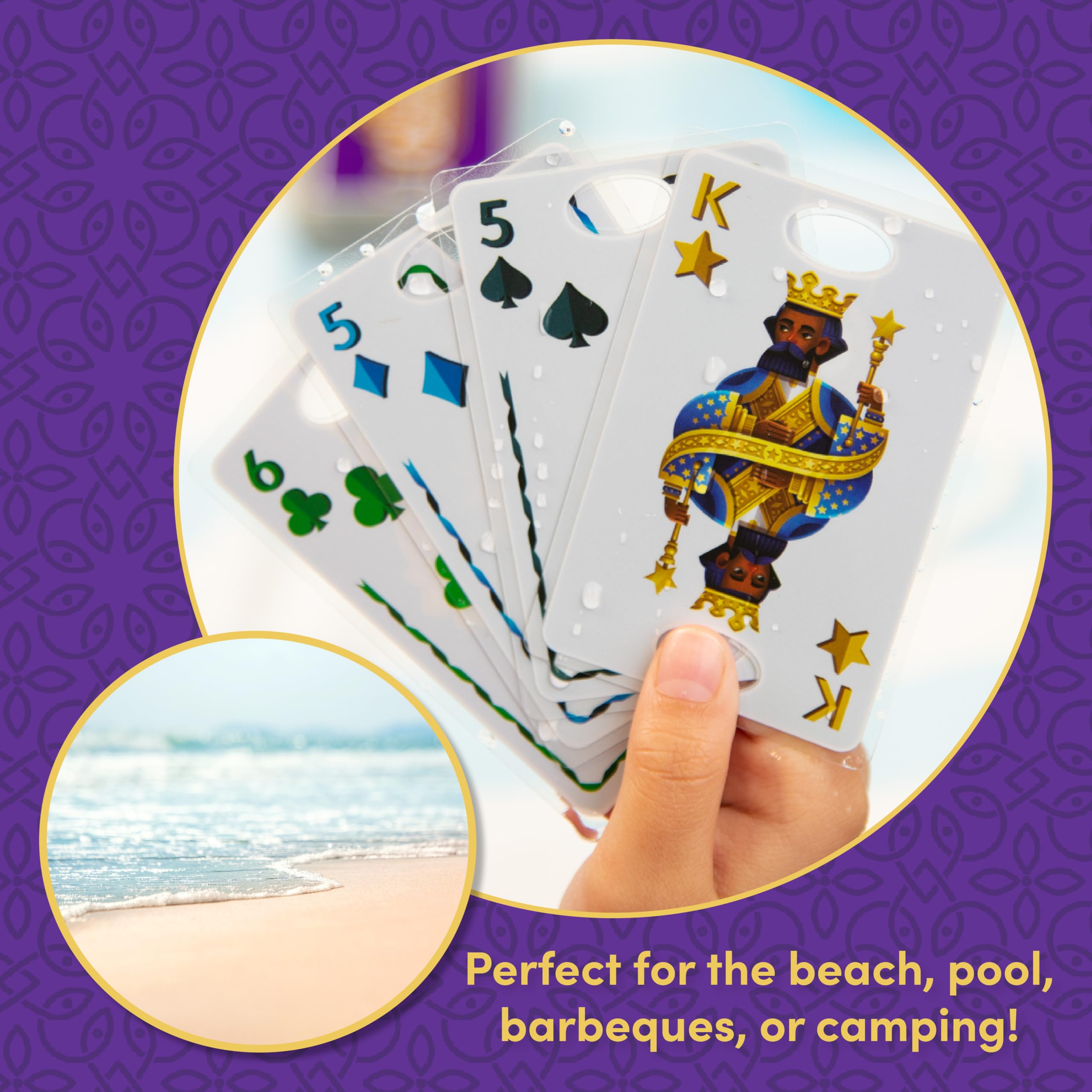 PlayMonster grupo jugando Five Crowns en la playa, cartas impermeables perfectas
