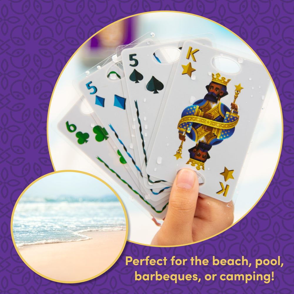 PlayMonster grupo jugando Five Crowns en la playa, cartas impermeables perfectas