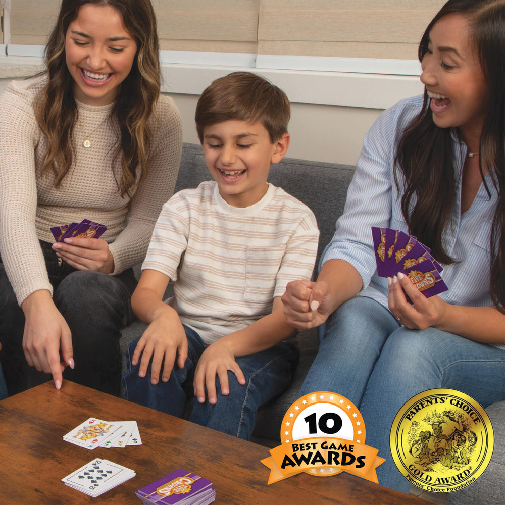 PlayMonster lata abierta con cartas de Five Crowns dentro, fácil transporte y protección