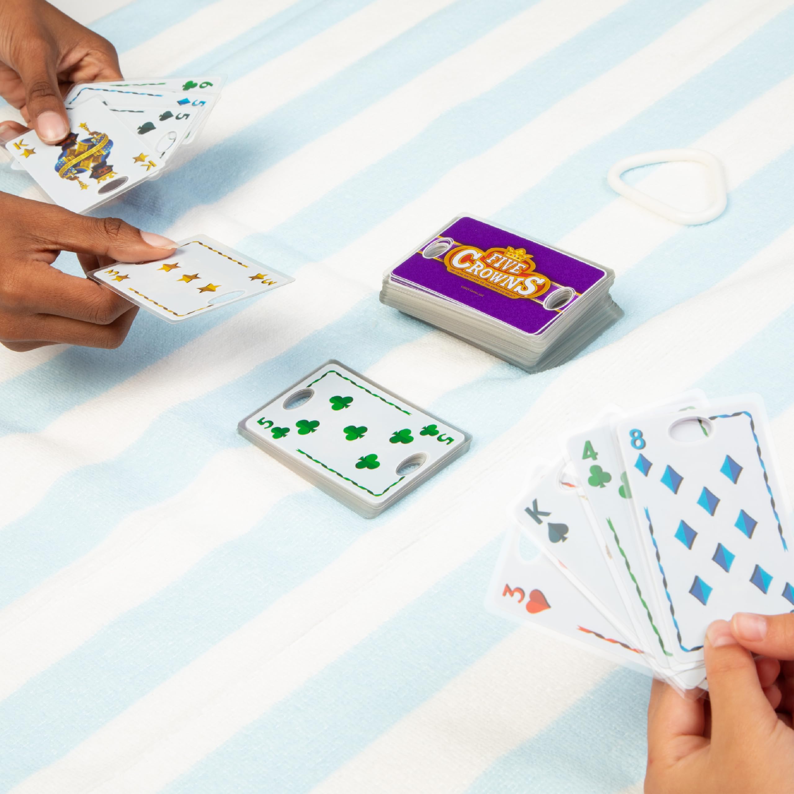 PlayMonster comparación de tamaño Five Crowns en mano para ver escala y portabilidad