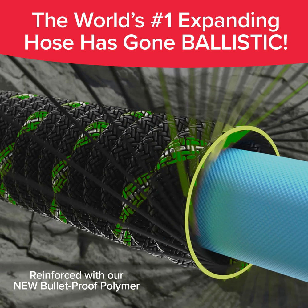 Pocket Hose Ballistic regando macetas en jardín mostrando manejo ligero