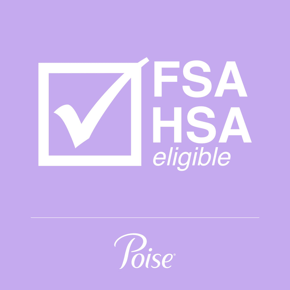 Compresa Poise junto a una mano para comparar tamaño y cobertura
