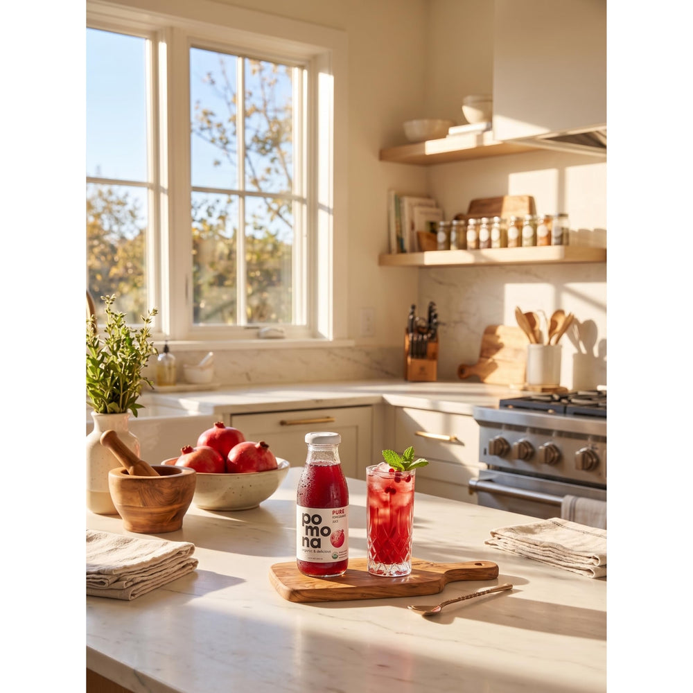 Pomona Organic Juices botella en mano para comparar tamaño y portabilidad