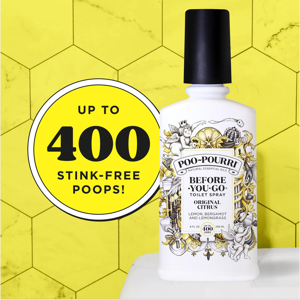 Poo-Pourri junto a una mano para comparar tamaño y facilitar transporte