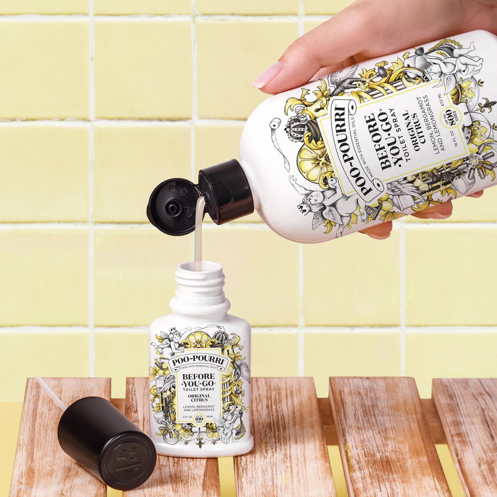 Poo-Pourri junto a un vaso de limonada evocando aroma fresco cítrico
