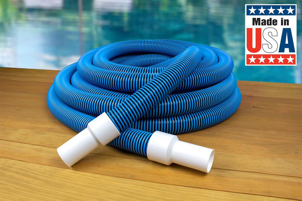 Poolmaster manguera en piscina en uso demostrando limpieza eficiente