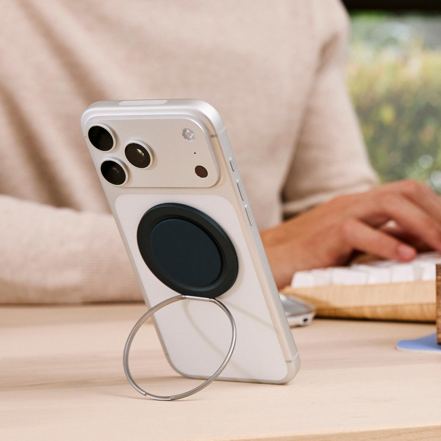 Imanes MagSafe integrados del PopSockets Low‑Pro acoplándose a una funda compatible