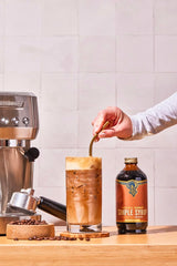 Portland Syrups jarabe vertido en un latte para dulzor equilibrado