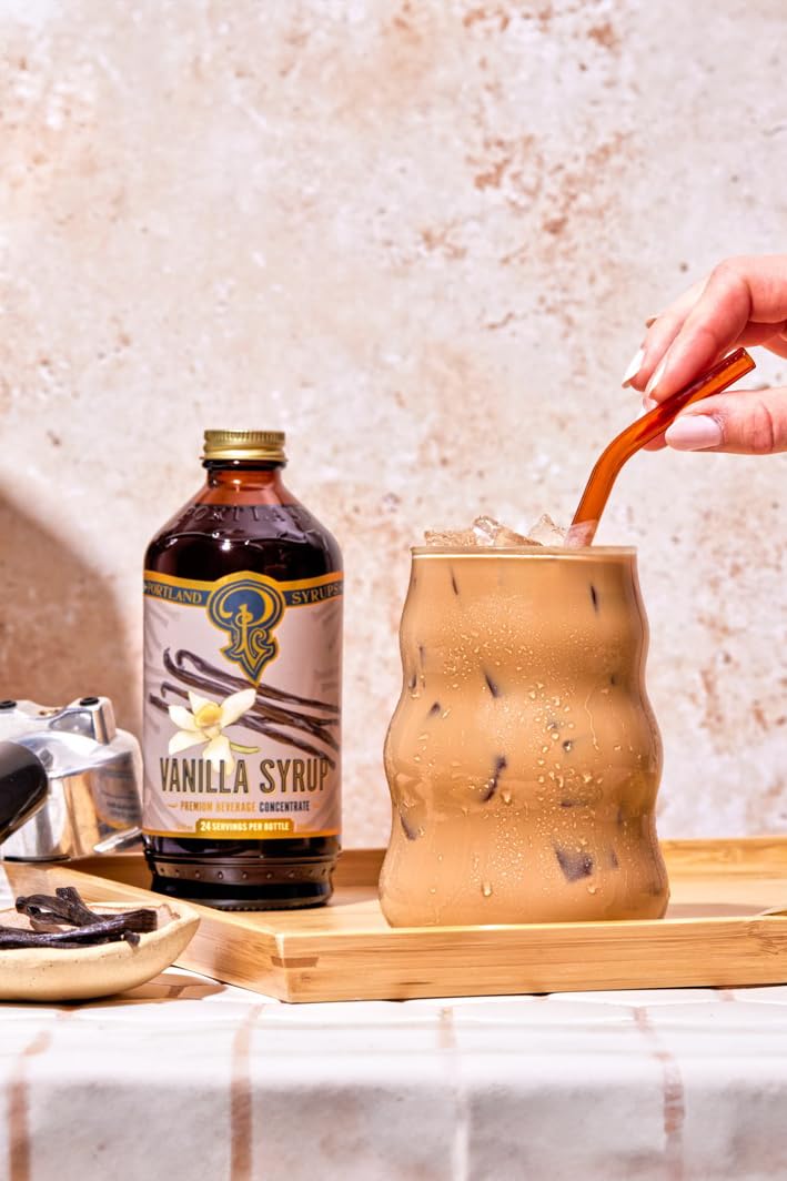 Portland Syrups botella junto a vainas y azúcar de caña orgánica