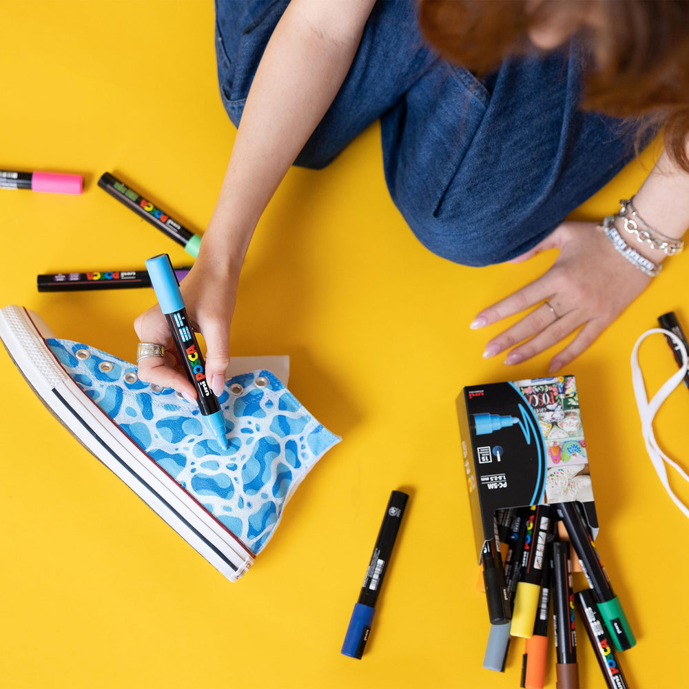 posca comparado con mano para ver tamaño y control cómodo del trazo