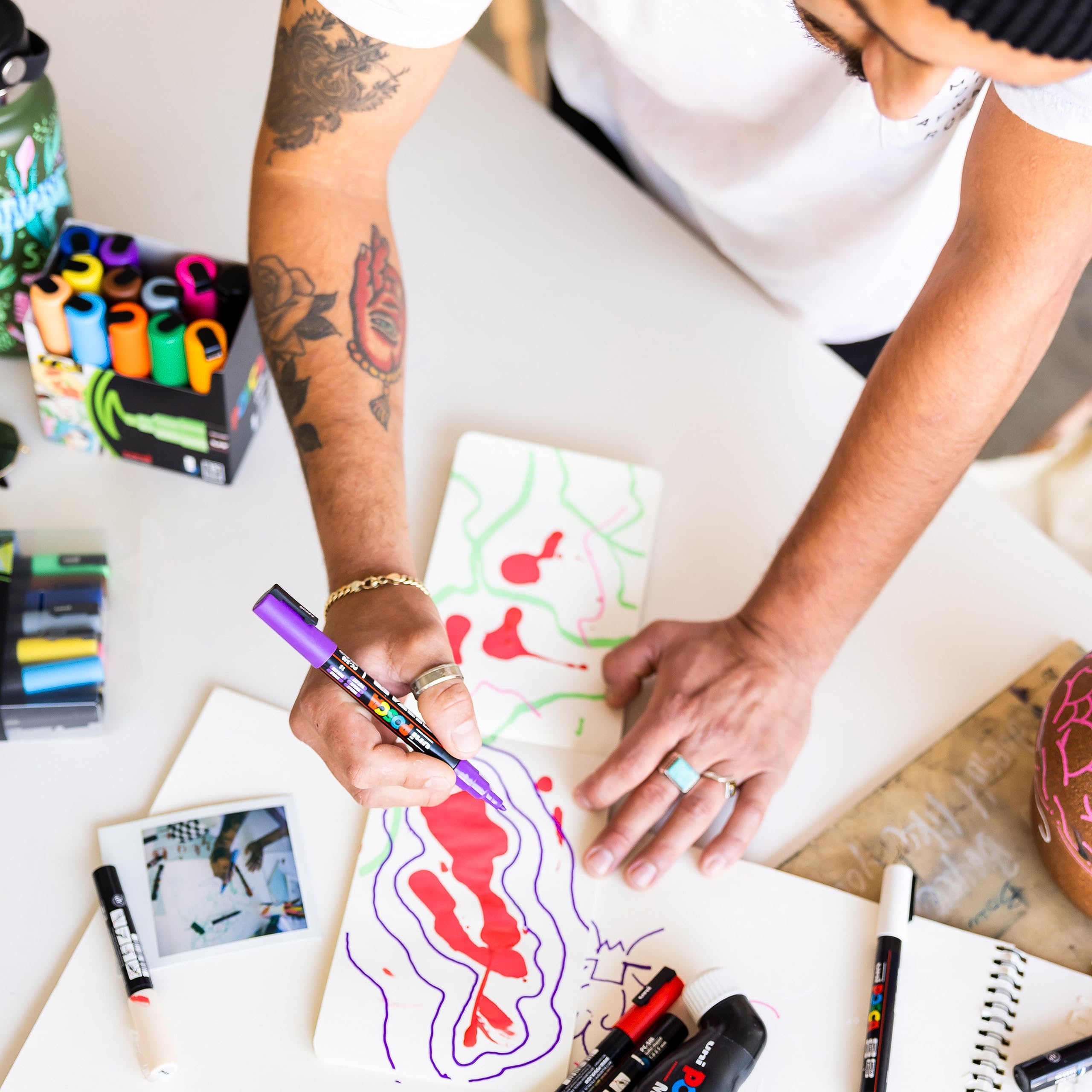 posca escena de taller creativo con marcadores en uso y resultados brillantes