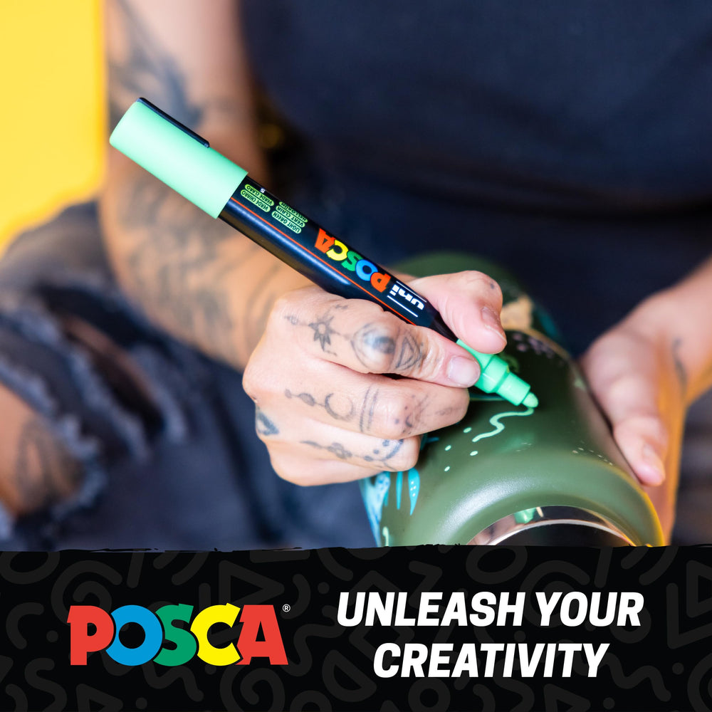 posca set sobre mesa de trabajo listo para proyectos de manualidades