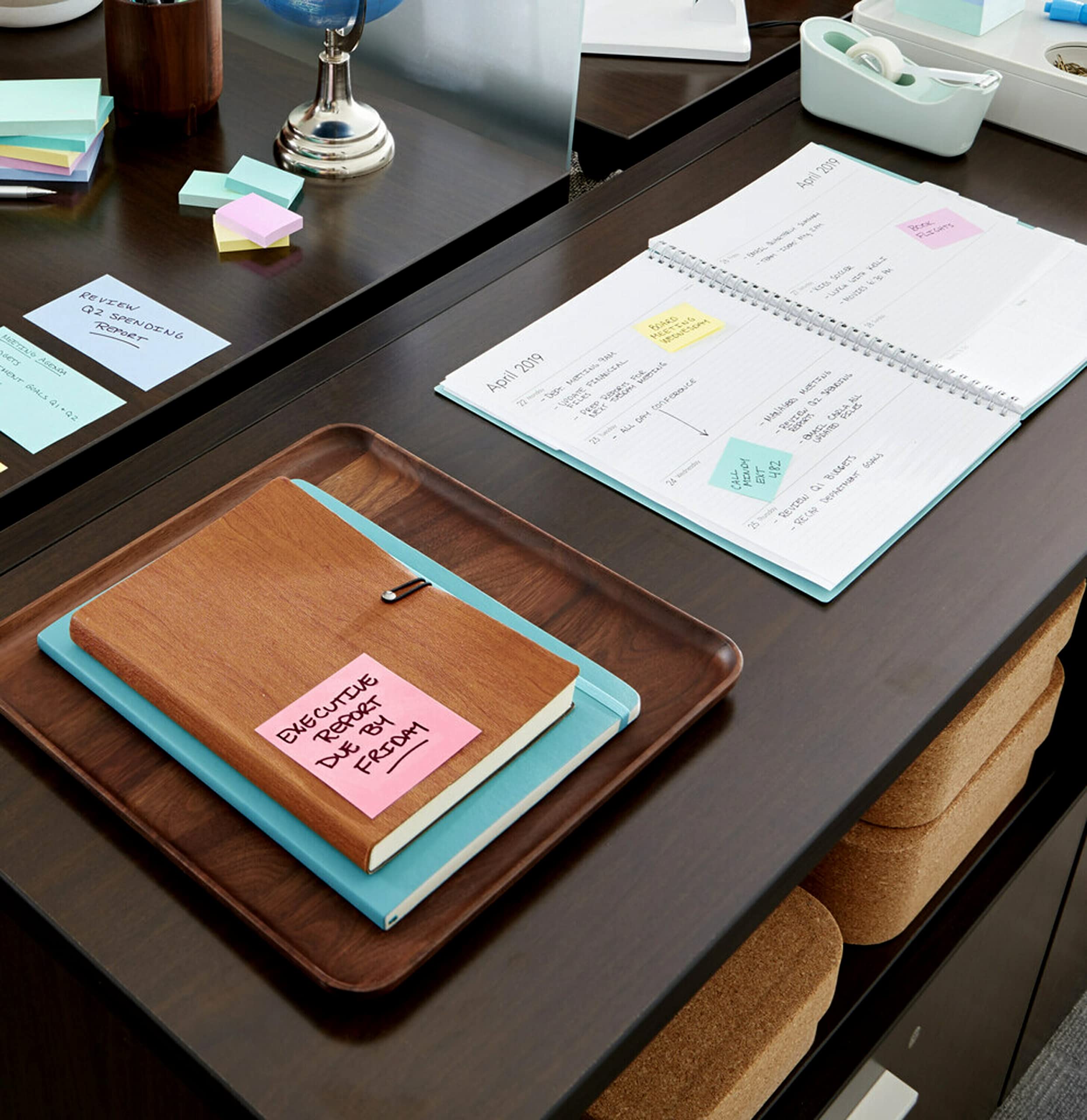 Post-it caja cabinet abierta con blocs organizados, conservación práctica