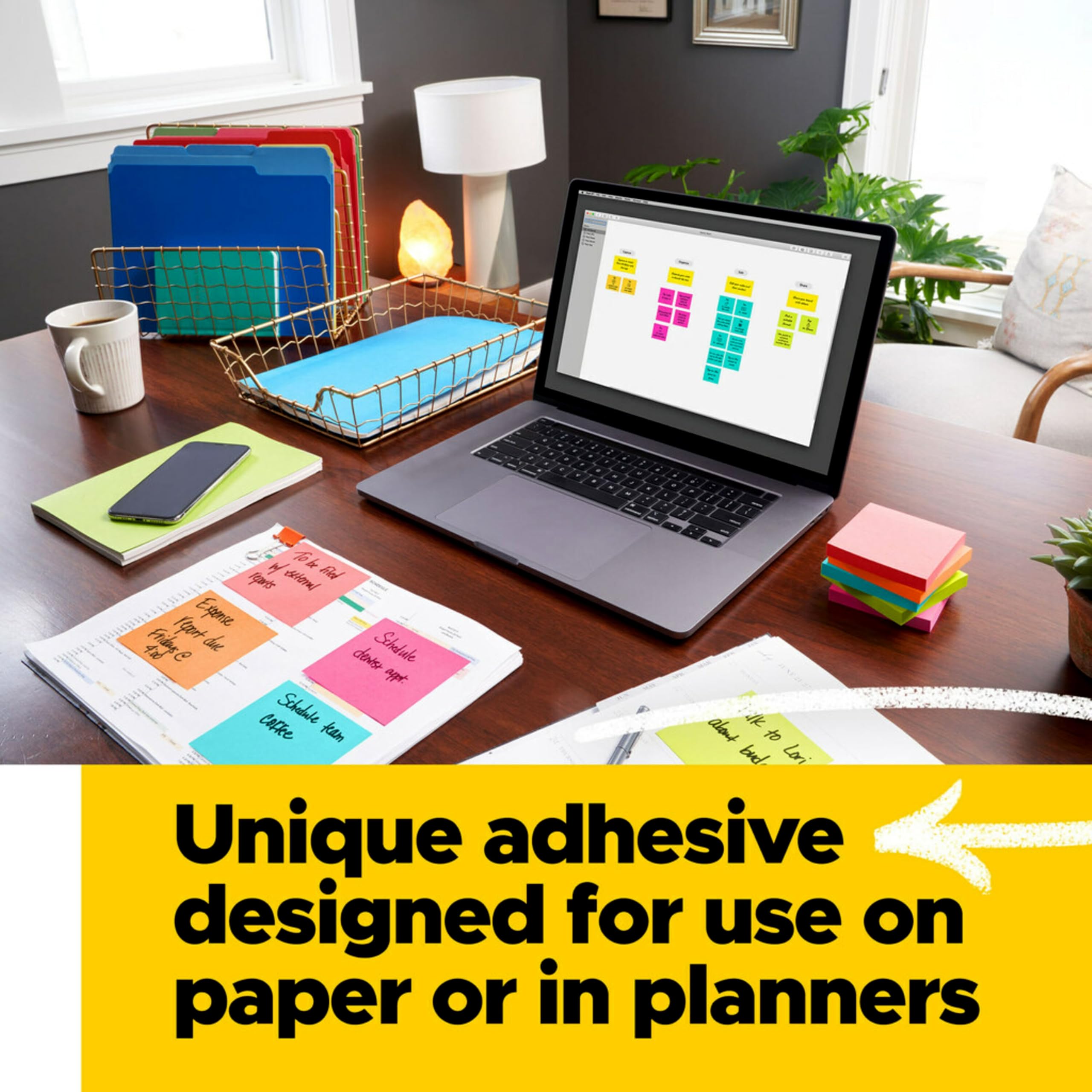 Post-it colocado en un dispensador de escritorio Post-it, uso cómodo y ordenado