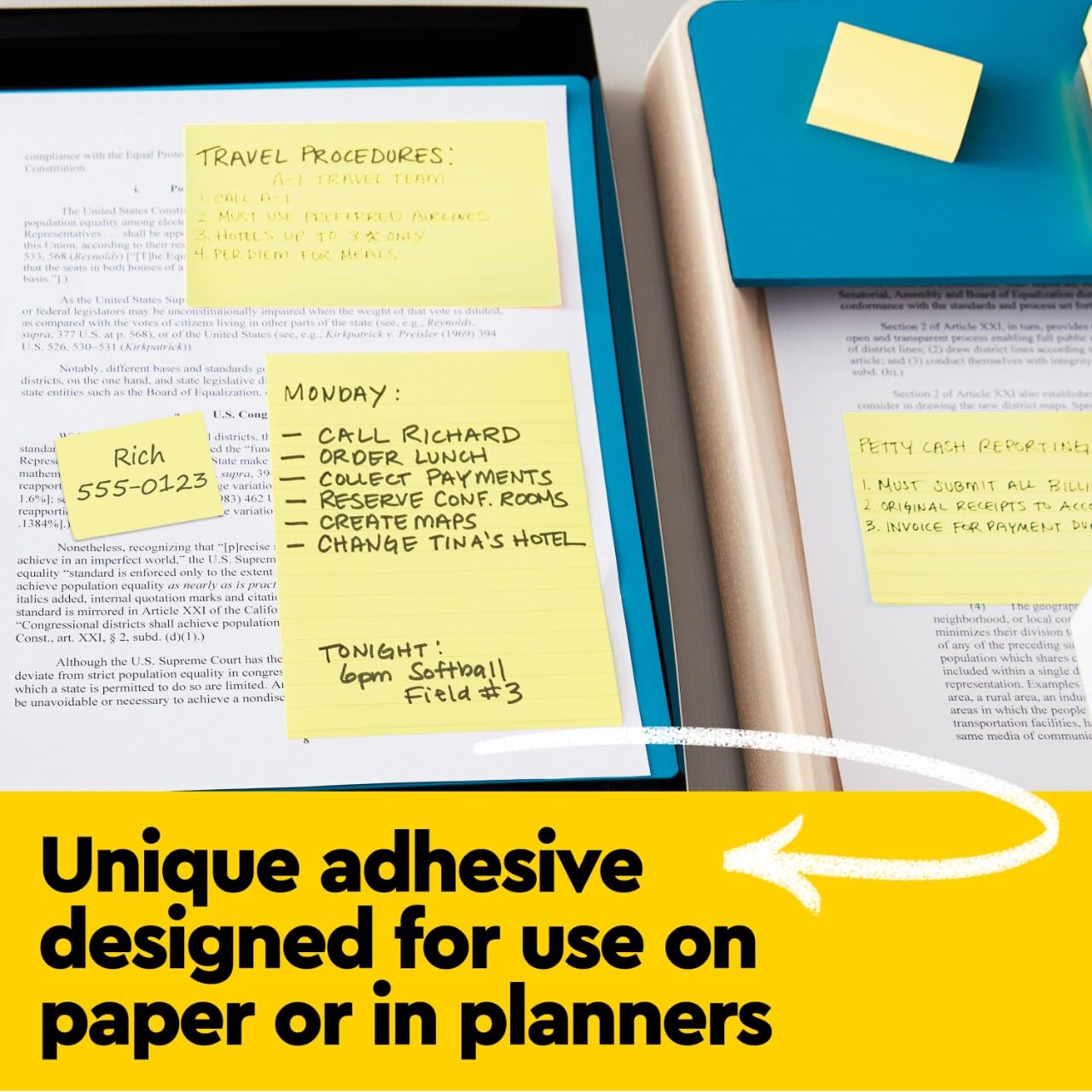 Post-it colocado en un libro como marcador para estudio eficiente