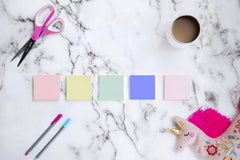 Post-it en uso sobre planner en escritorio, ayuda a priorizar tareas