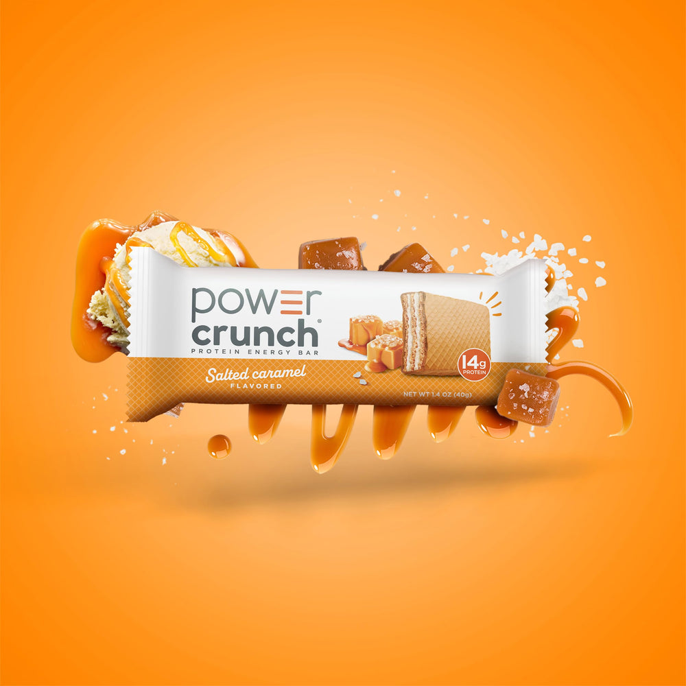 Power Crunch barra en mano para comparar tamaño y conveniencia para llevar