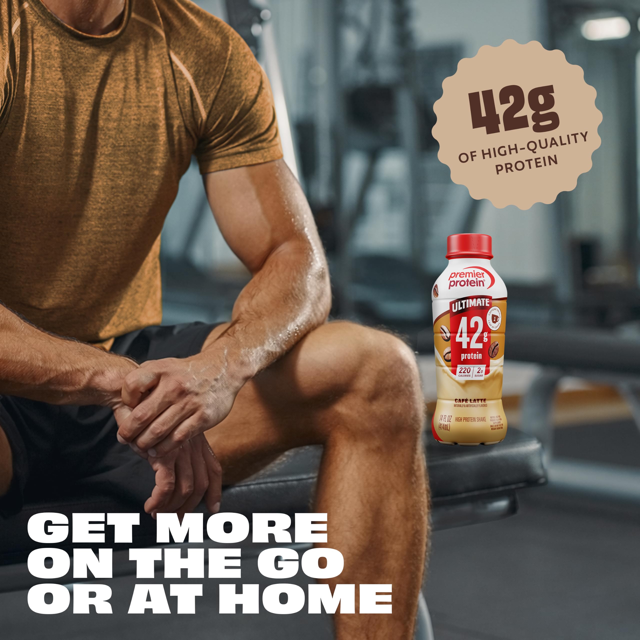 Premier Protein Café Latte vertido en vaso como base para smoothie proteico