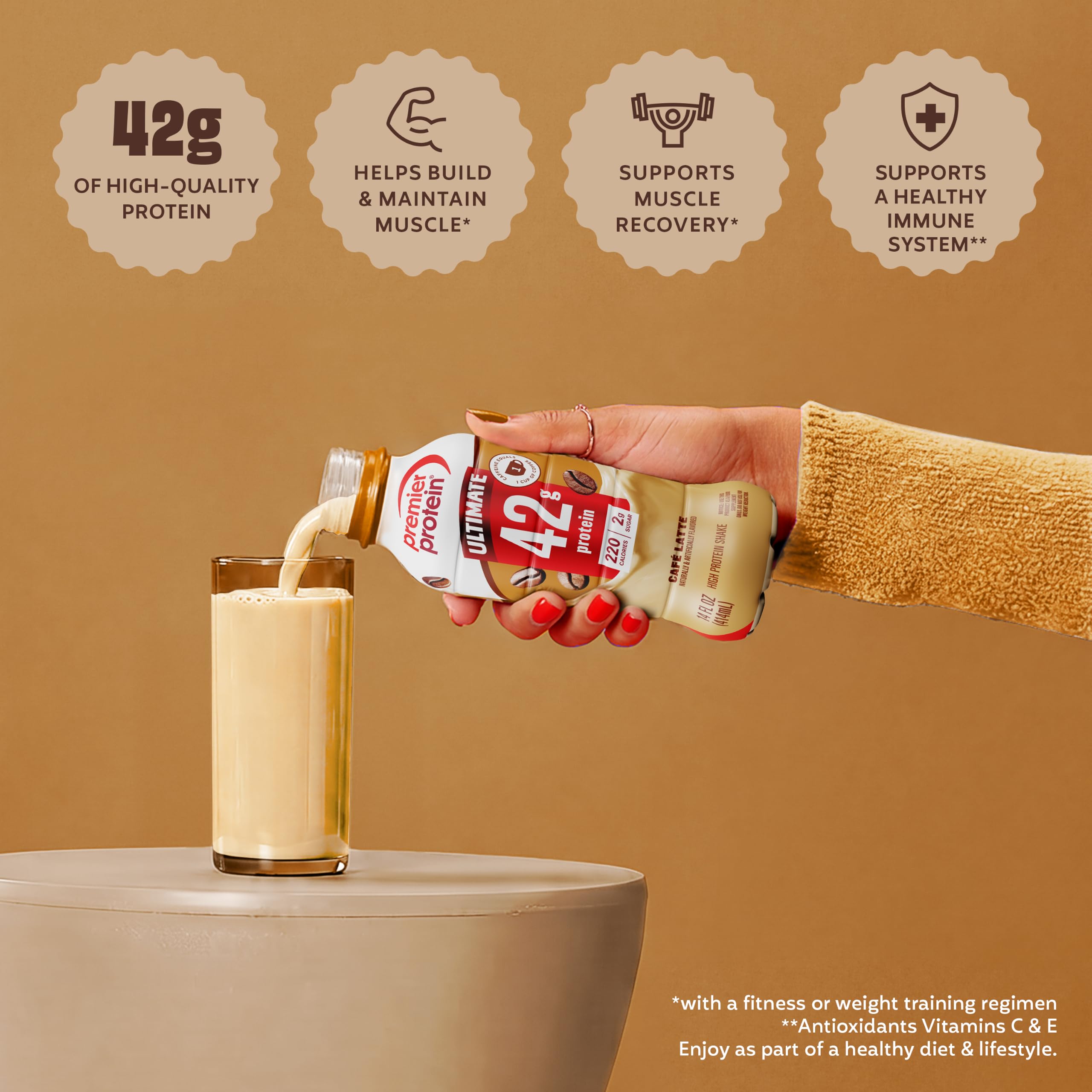 Premier Protein batido junto a toalla y pesas para uso pre o post entreno