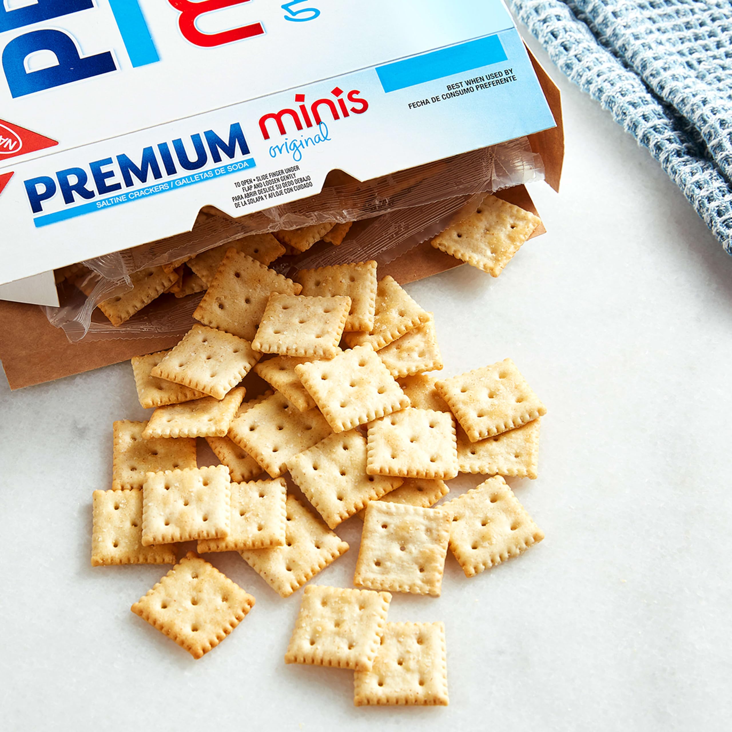 Premium galletas en plato con queso y paté para aperitivos