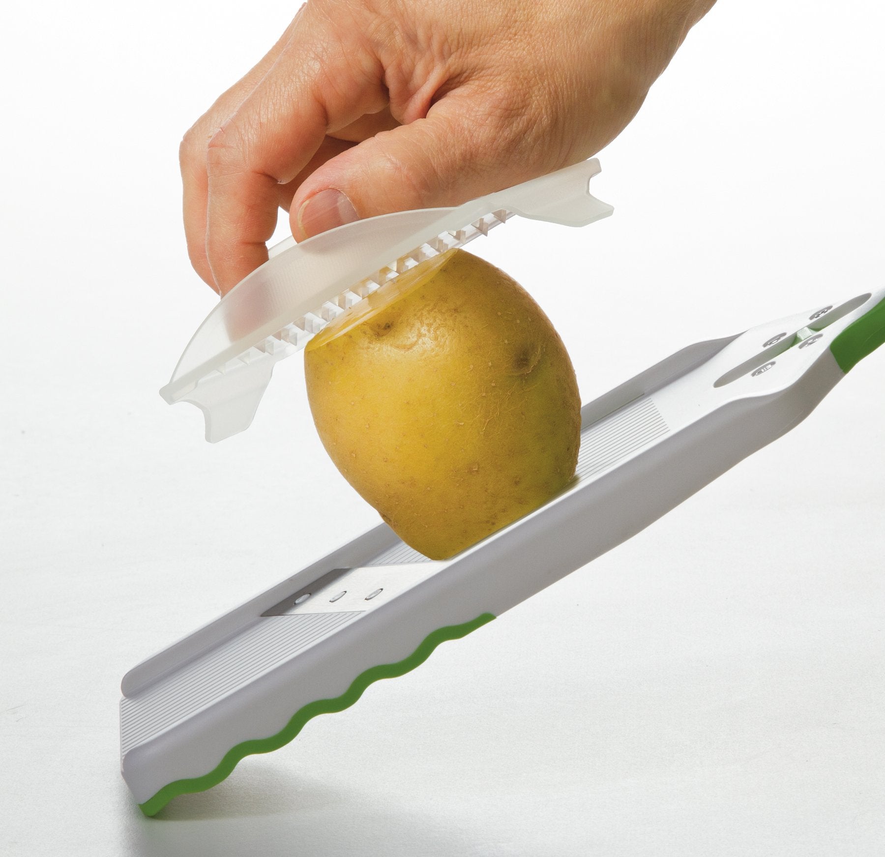 PrepSolutions Adjust-A-Slice al lado de una regla para comparar tamaño, ideal para cocinas pequeñas