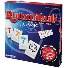 Pressman Rummikub atril en mano para mostrar tamaño y facilidad de agarre