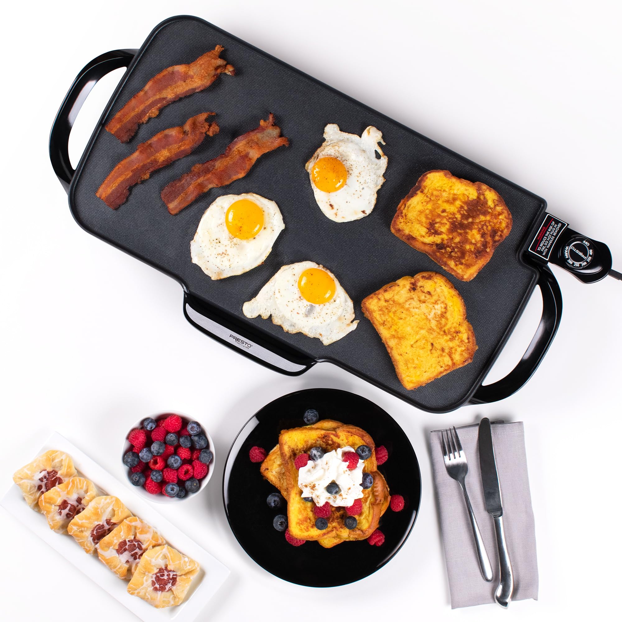 Presto plancha comparada con tazas para visualizar escala y capacidad familiar