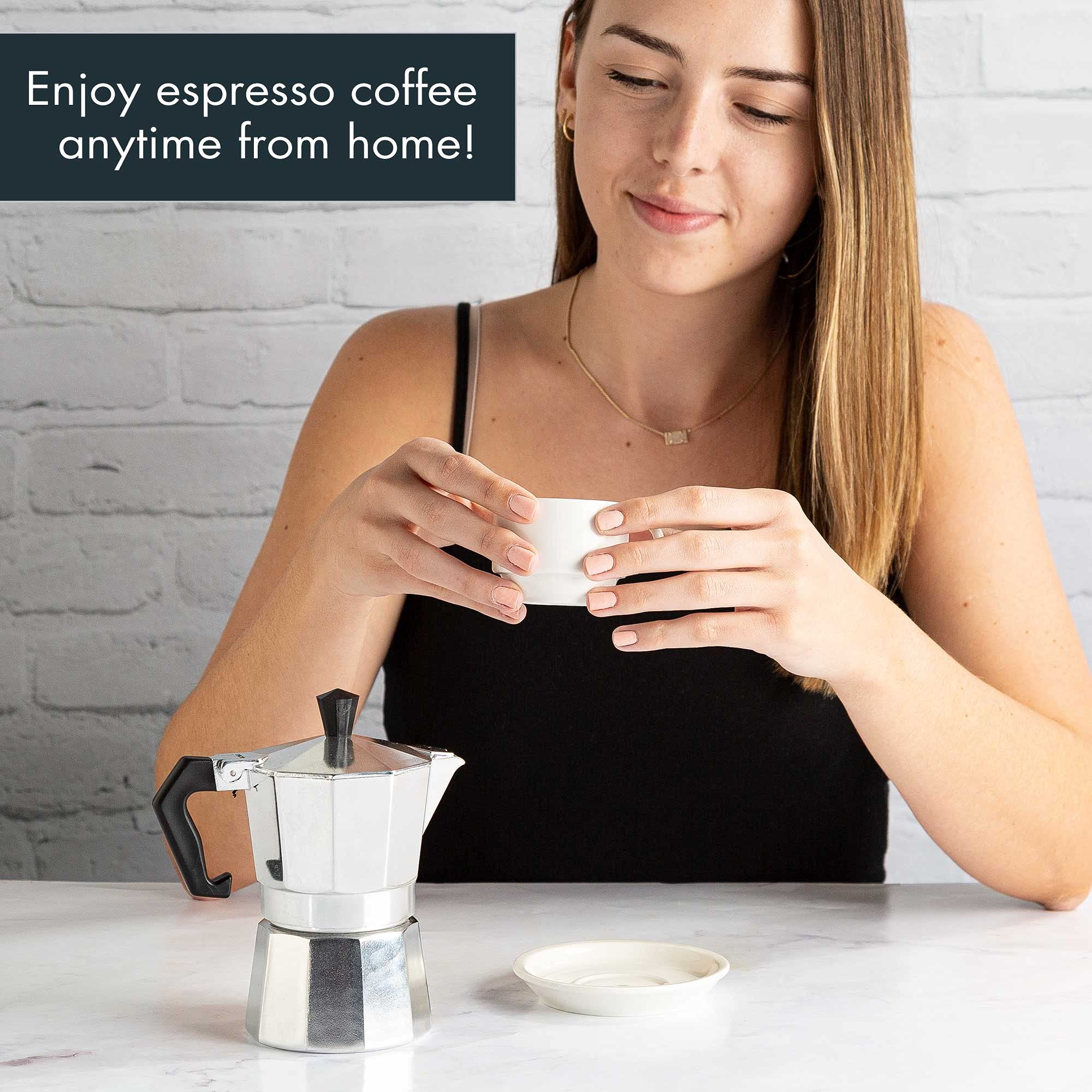 Primula comparación de tamaño junto a tres tazas para escala y porciones