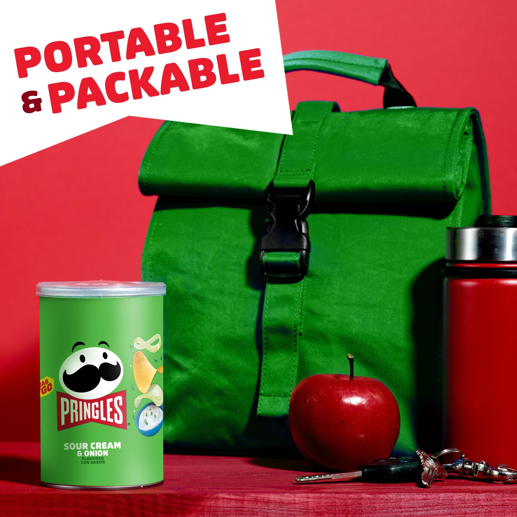 Pringles en escritorio de oficina para snack rápido y conveniente