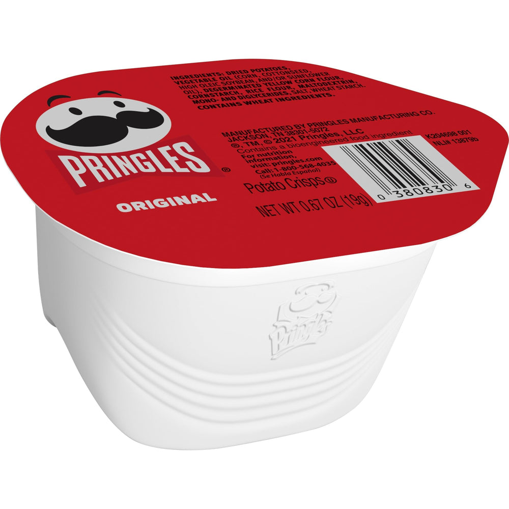 Pringles en mesa de picnic compartido aportando sabor y conveniencia