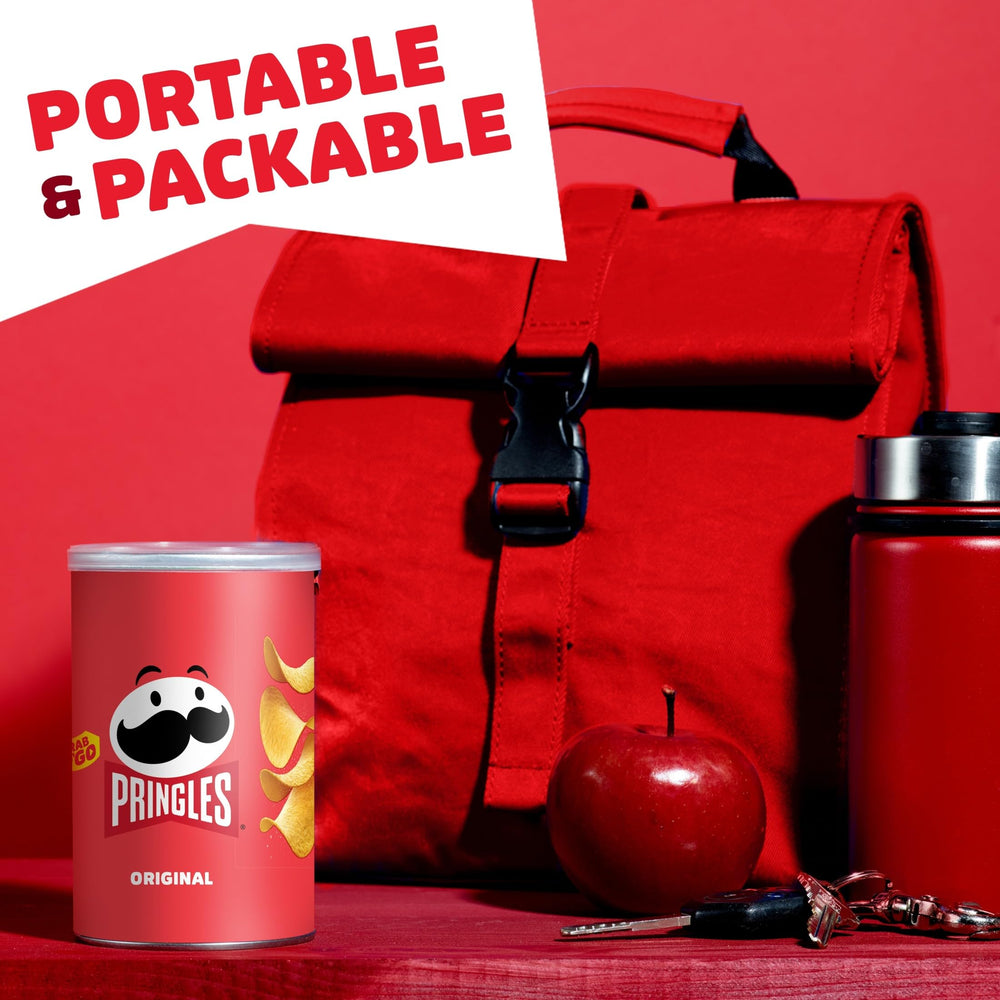 Pringles lata dentro de una mochila ideal para snacks en la escuela
