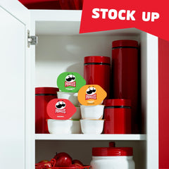 Pringles taza en mano como porción individual lista para comer