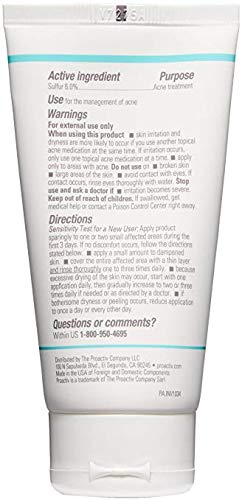 Proactiv mascarilla en uso aplicada en mejilla para tratar brote y acelerar apariencia mejorada