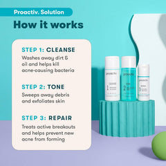 Proactiv Revitalizing Toner botella de cerca mostrando su fórmula exfoliante suave