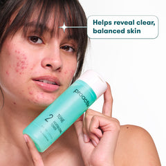 Proactiv botella junto a objetos cotidianos para comparar tamaño, práctico y portátil