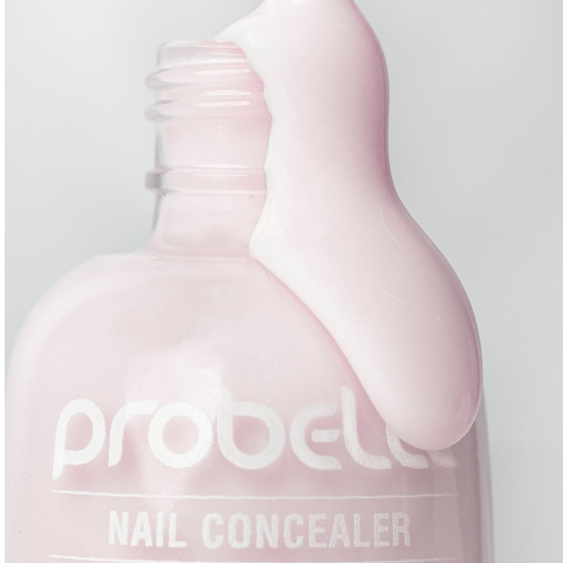 Probelle esmalte aplicado en mano real realzando uñas con aspecto saludable