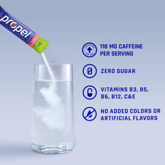 Propel primer plano del polvo fino listo para disolver, mezcla uniforme