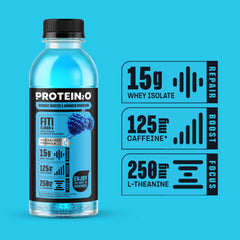 Protein2o botella en mano para comparar tamaño y facilidad de transporte