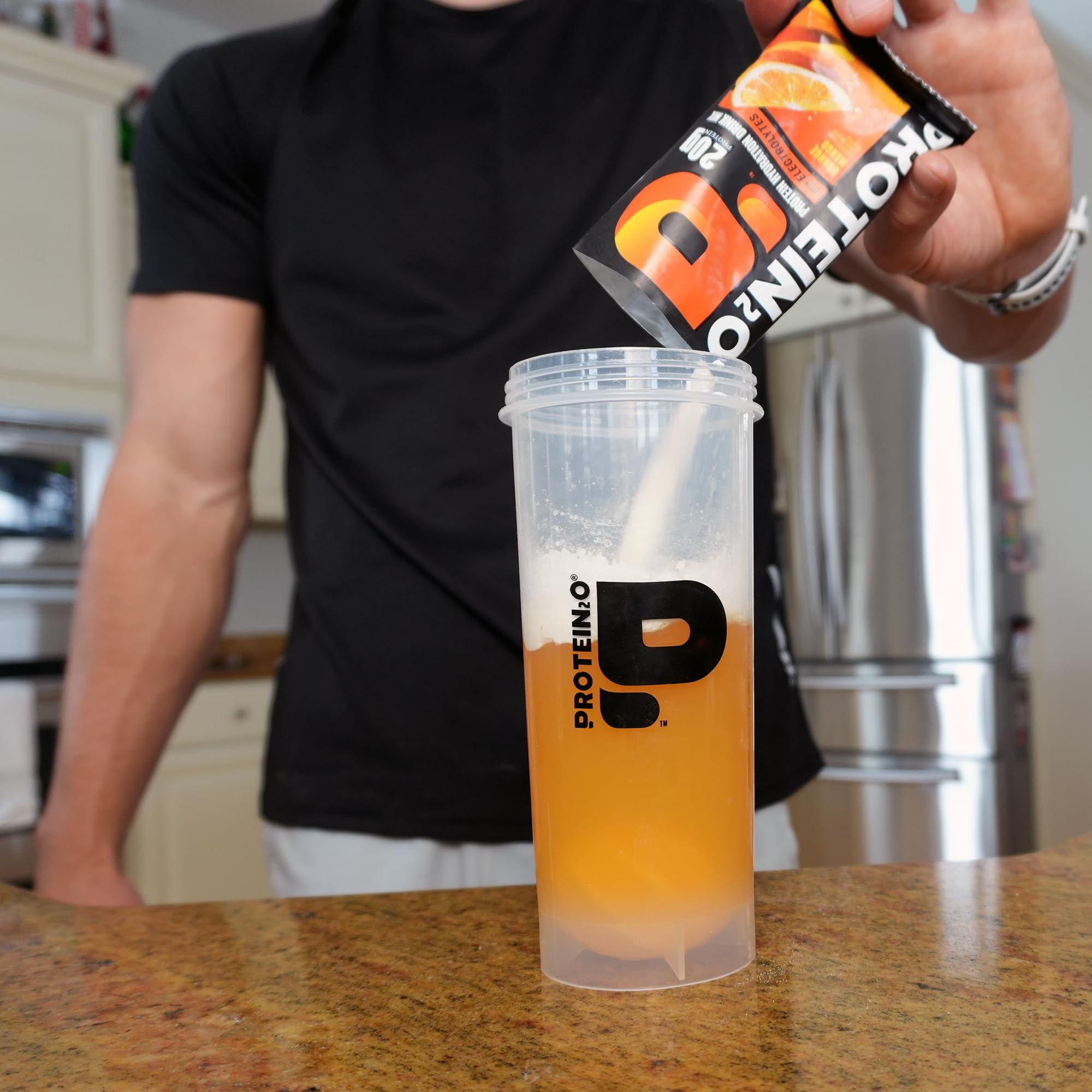 Protein2o sobre en mano para comparar tamaño y fácil transporte
