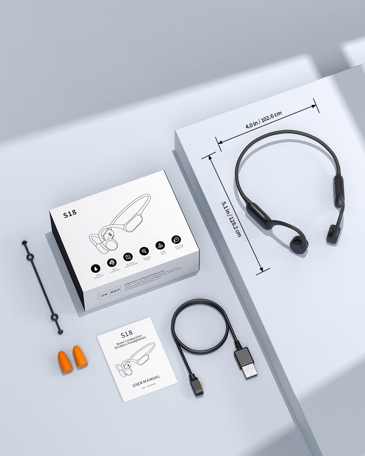 PSIER estilo de vida: corredor usando auriculares para entrenamiento seguro y sin aislamiento