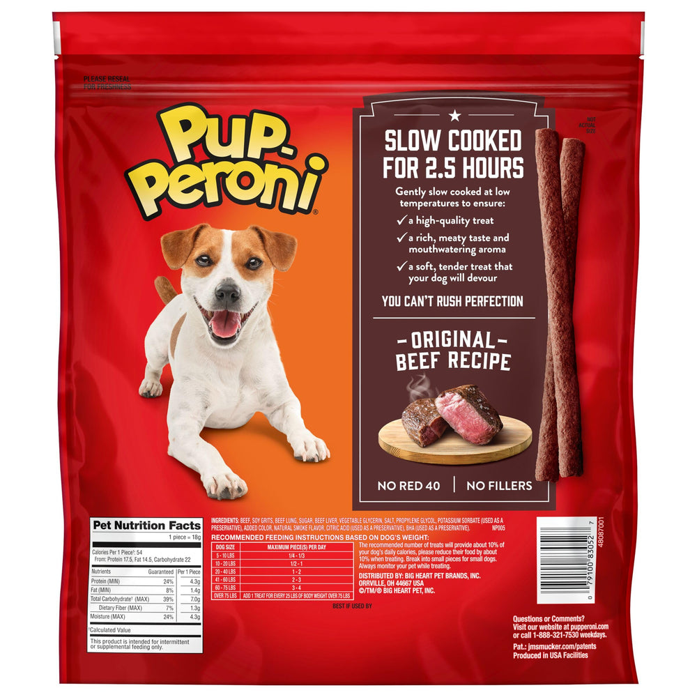 Pup-Peroni escena familiar con perro feliz y premio nutritivo