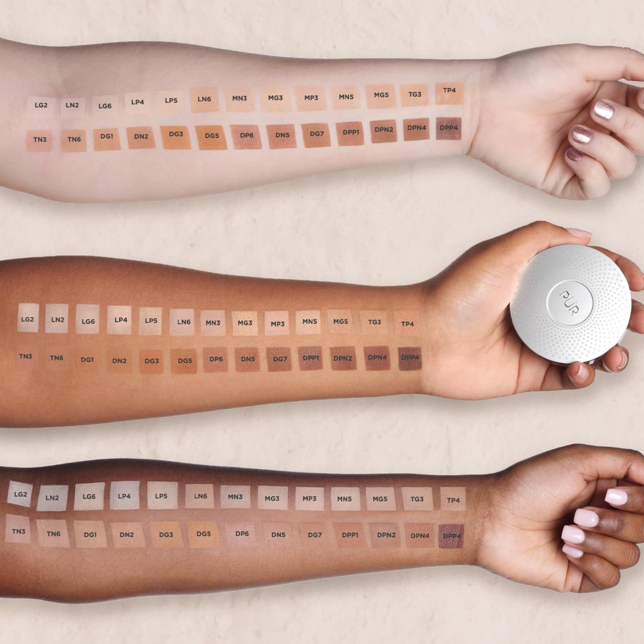 PÜR MINERALS retoque en bolso mostrando comodidad y protección SPF15 inmediata