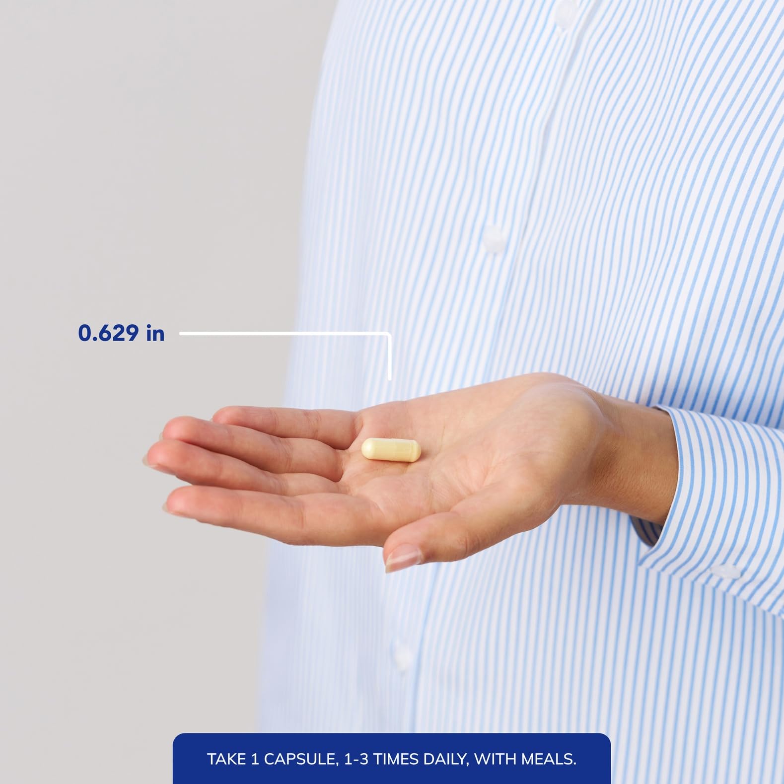 Pure Encapsulations frasco BenfoMax en mano para mostrar tamaño real