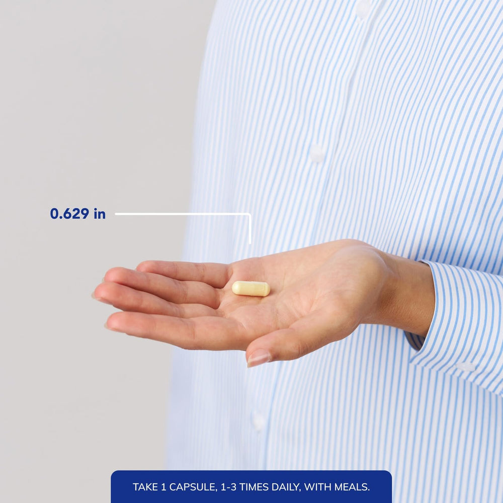 Pure Encapsulations frasco BenfoMax en mano para mostrar tamaño real