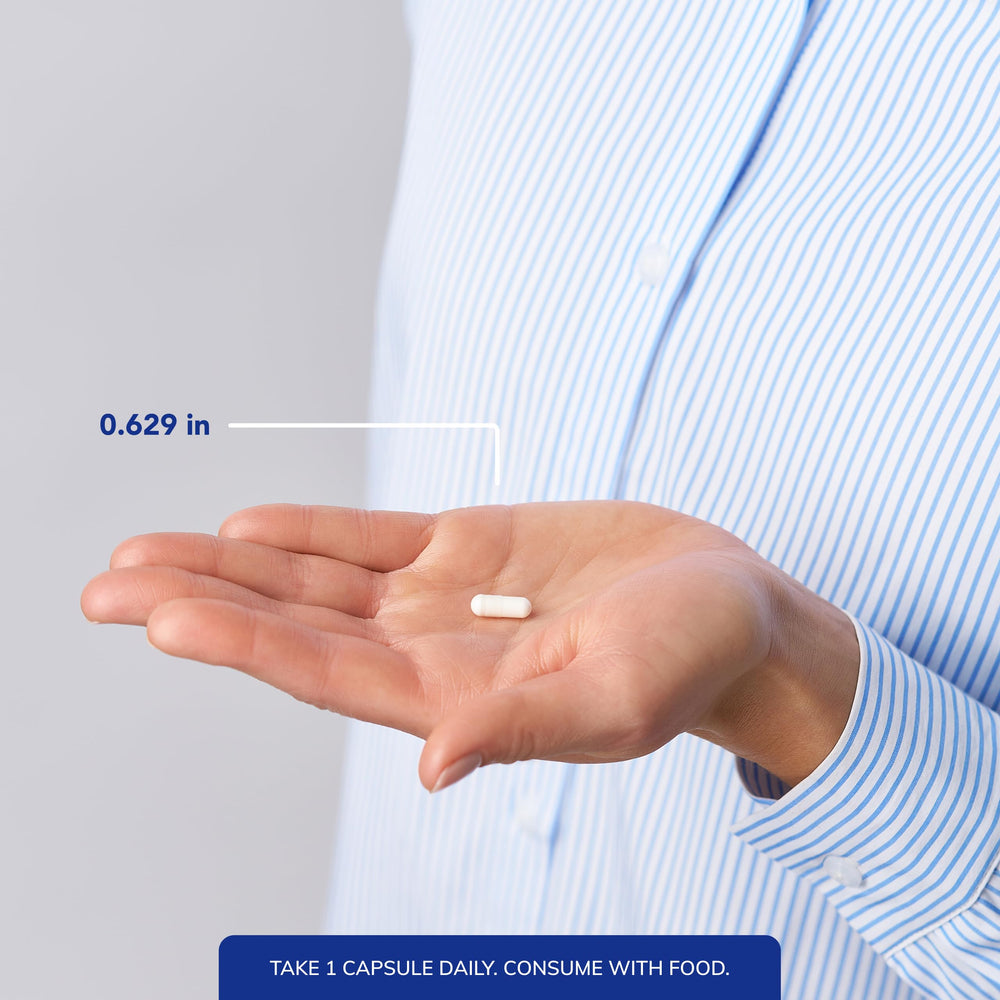 Pure Encapsulations cápsula en mano para comparar tamaño y facilitar dosificación