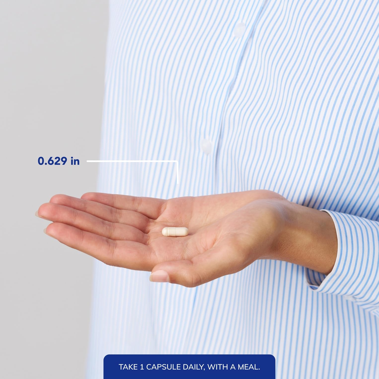Pure Encapsulations cápsula junto a moneda para comparar tamaño y dosificación