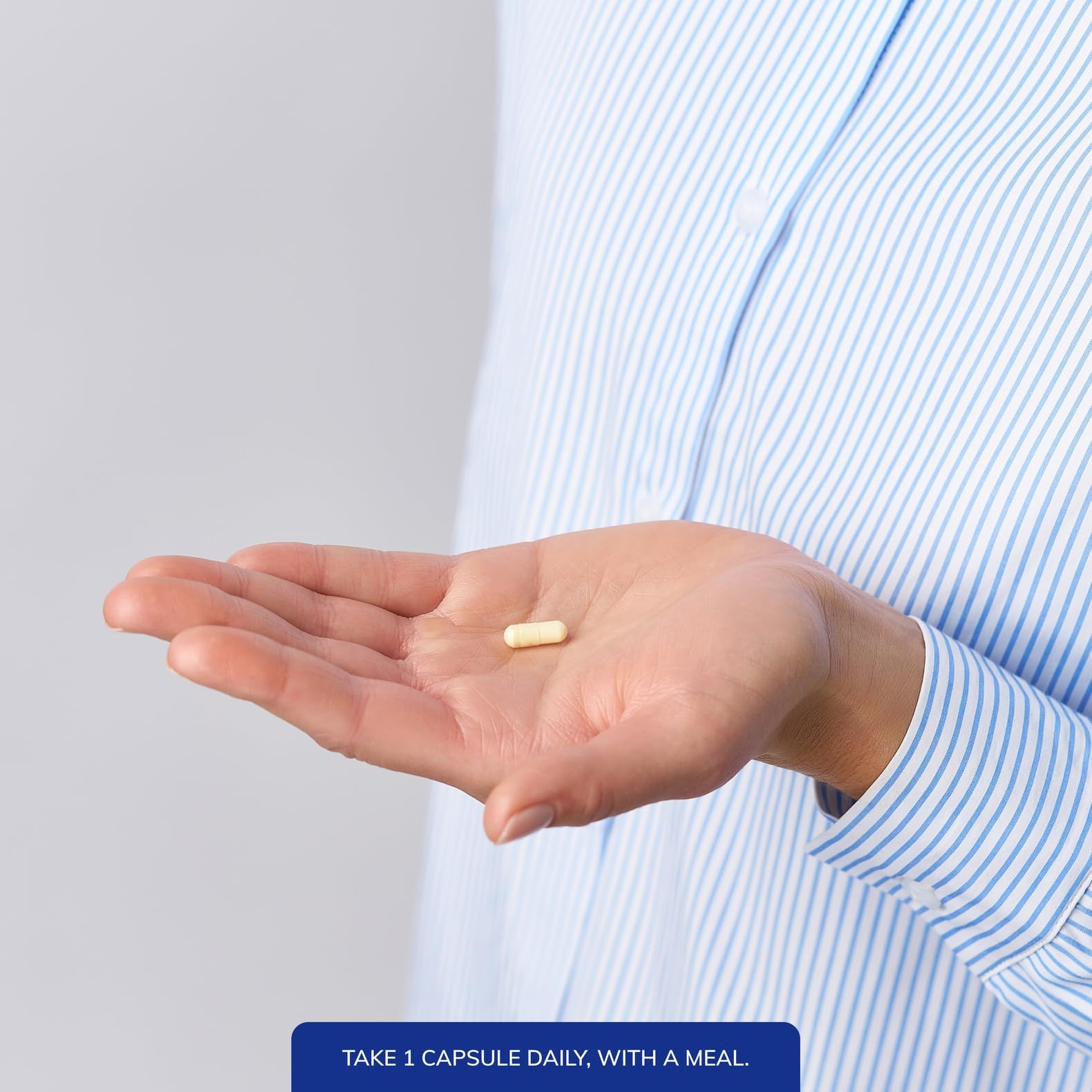 Pure Encapsulations persona tomando cápsula para uso cotidiano