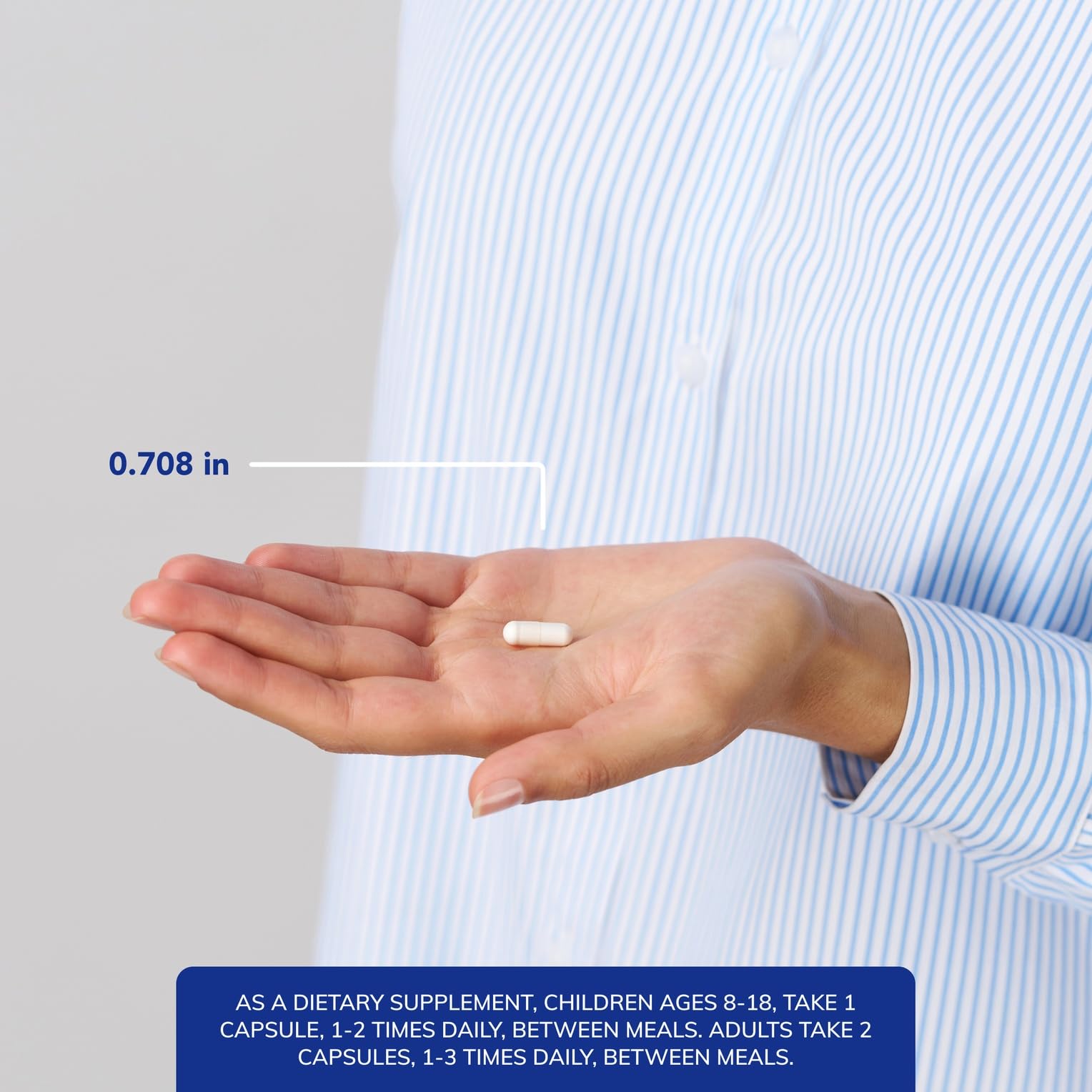 Pure Encapsulations cápsula en la mano para comparar tamaño y comodidad