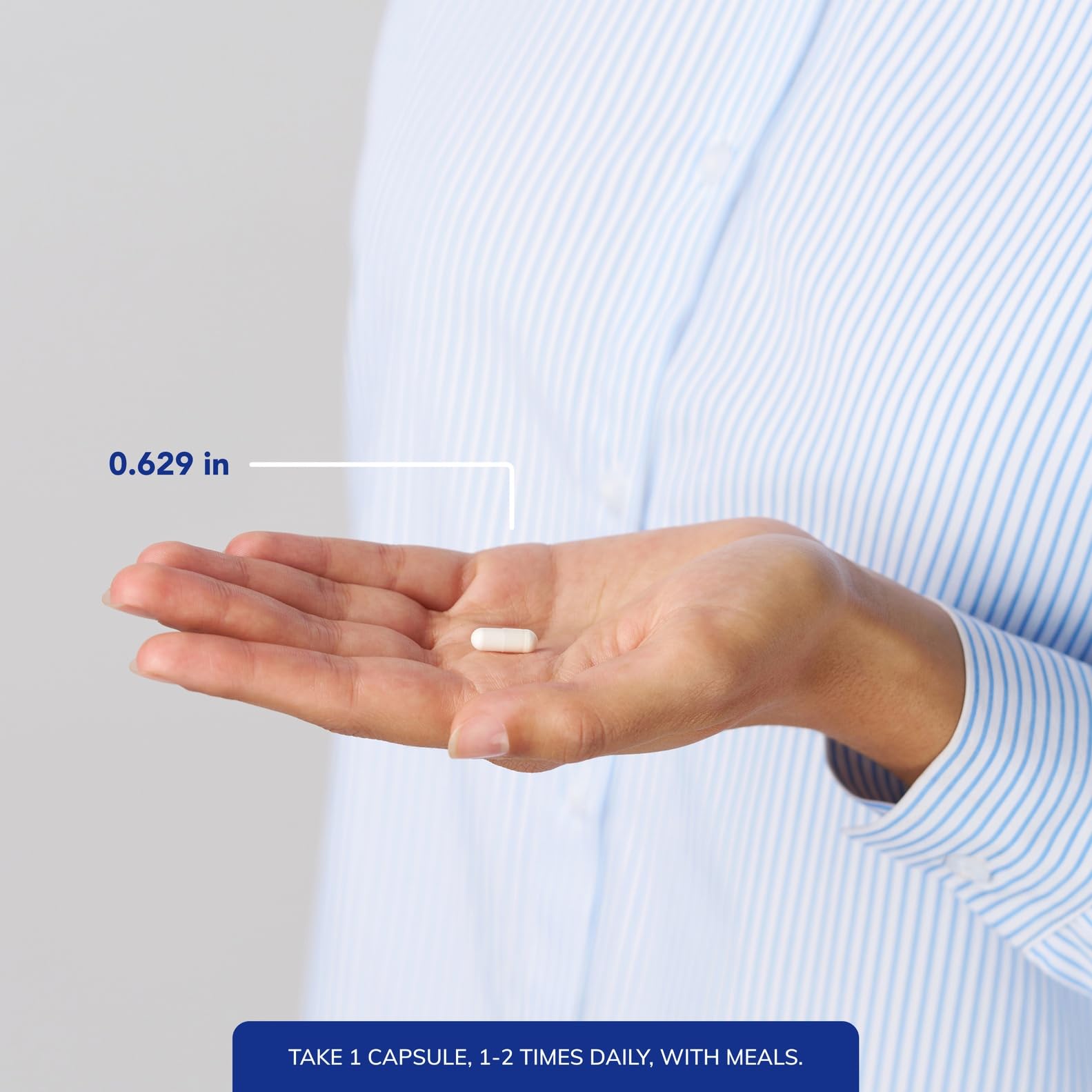 Pure Encapsulations Peptic-Care en la mano para comparar tamaño y conveniencia del frasco